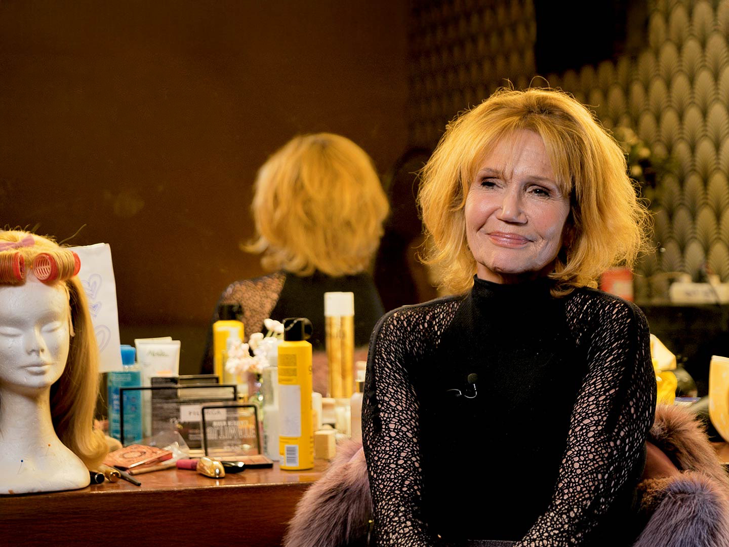 Sur la scène du Théâtre Libre, Clémentine Célarié incarne une Suzanne Pujol inattendue dans Potiche, sur les planches jusqu'au 30 avril. 